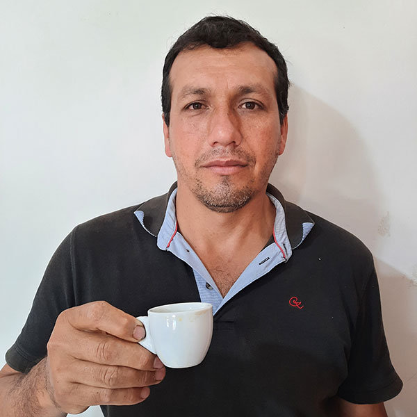 Homer Alarcón Gayoso is 41 years old (2020). He is a second generation Peru coffee farmer and member of Sol y Cafe.